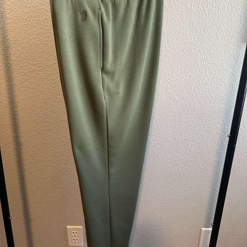 Tommy Bahama Two Piece Two Palms Voyage Sweatshirt and Pin Tuck Pants Set - Picture 9 of 14
